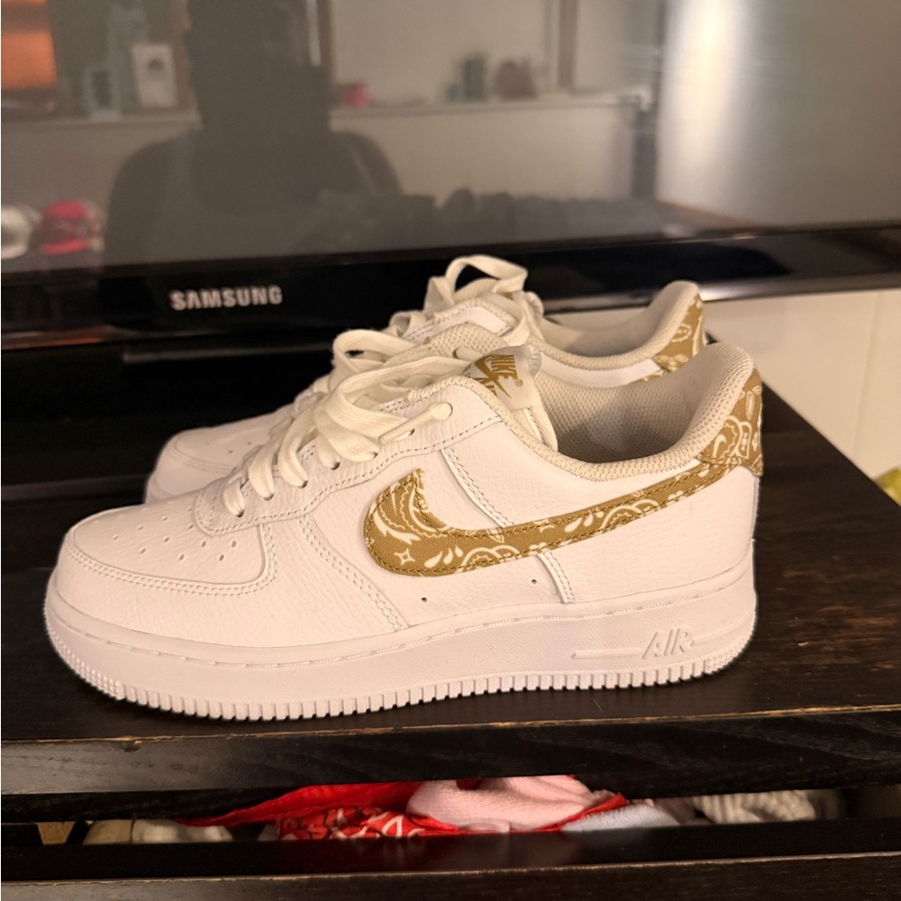 Nike White and Gold Patterned Sneakers